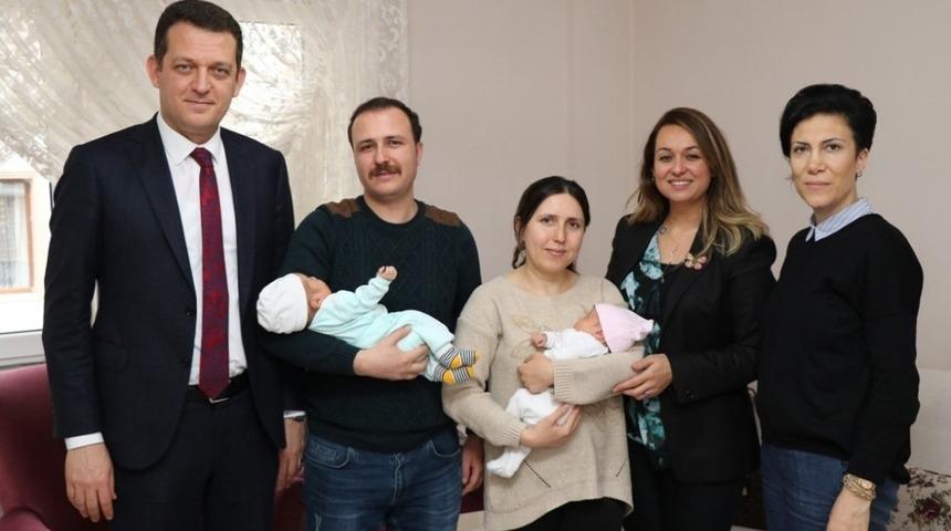 &Uuml;rkmezer&rsquo;den yeni doğan bebeklere ziyaret
