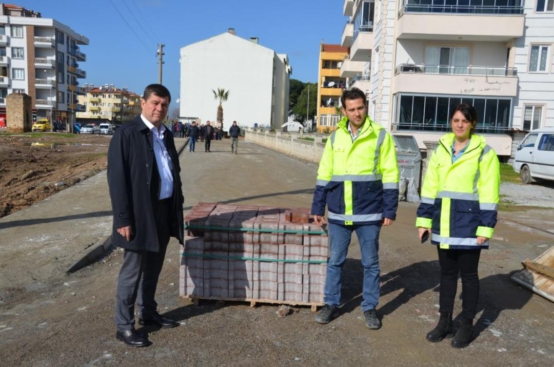 G&ouml;me&ccedil;&rsquo;te kilit parke taş hamlesi t&uuml;m hızıyla s&uuml;r&uuml;yor