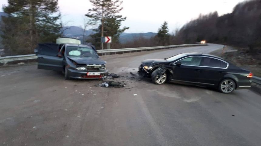 Kastamonu&rsquo;da iki otomobil kafa kafaya &ccedil;arpıştı