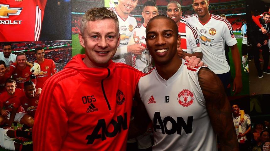 Manchester United Ashley Young'ın sözleşmesini 1 yıl uzattı