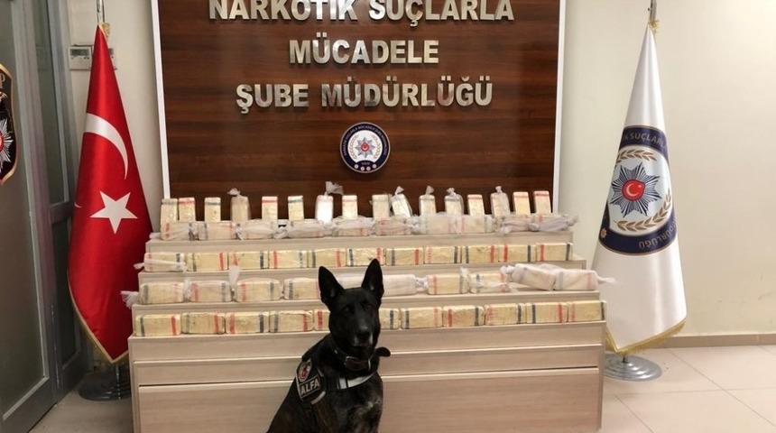 Tırın r&uuml;zgarlığına saklanmış 30 kilo eroin ele ge&ccedil;irildi
