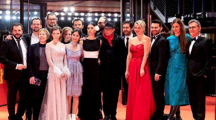 "Altın Ayı" için yarışan Kız kardeşler filminin dünya prömiyeri yapıldı 