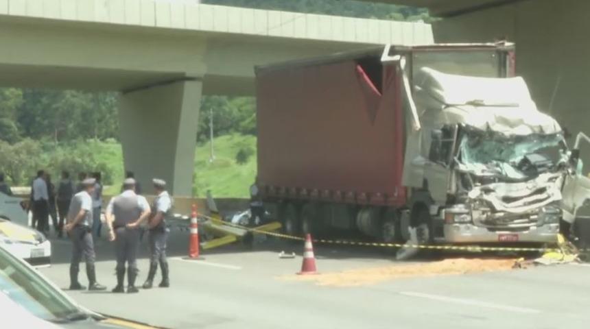 Ünlü sunucu Ricardo Boechat'in feci ölümü! Helikopter kamyonun üzerine düştü
