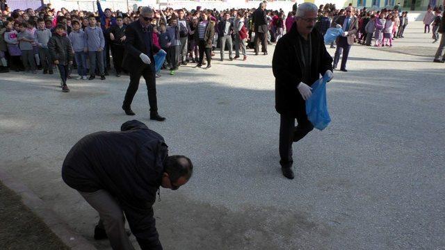 Öğretmenlerden öğrencilerine temizlik dersi