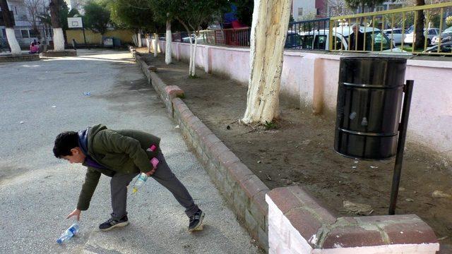 Öğretmenlerden öğrencilerine temizlik dersi