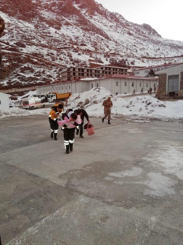 Mehmetçik, 6 aylık bebeği helikopterle hastaneye ulaştırdı