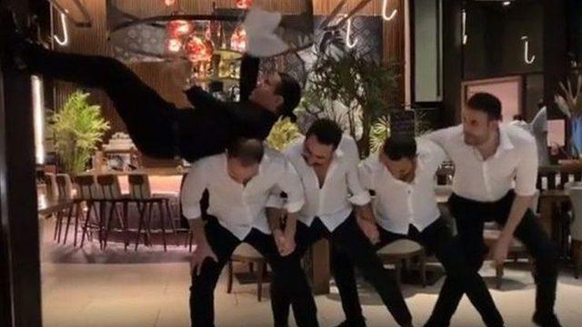  New York'taki lokantasında halay çeken Nusret düz duvara tırmandı! 