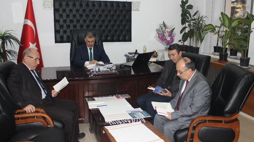 Turhal&rsquo;da memurlardan &rsquo;Kitap Tokat&rsquo; projesine destek