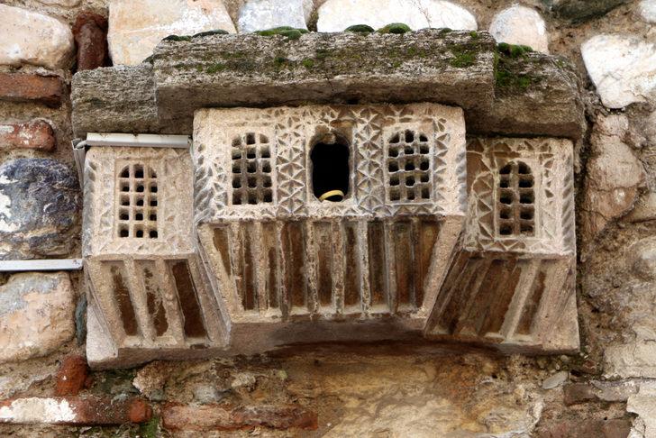 Hamam girişindeki 500 yıllık 'kuş sarayı'