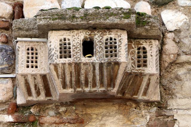 Hamam girişindeki 500 yıllık 'kuş sarayı'