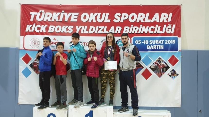 Kick Boks&rsquo;ta T&uuml;rkiye Şampiyonu oldu