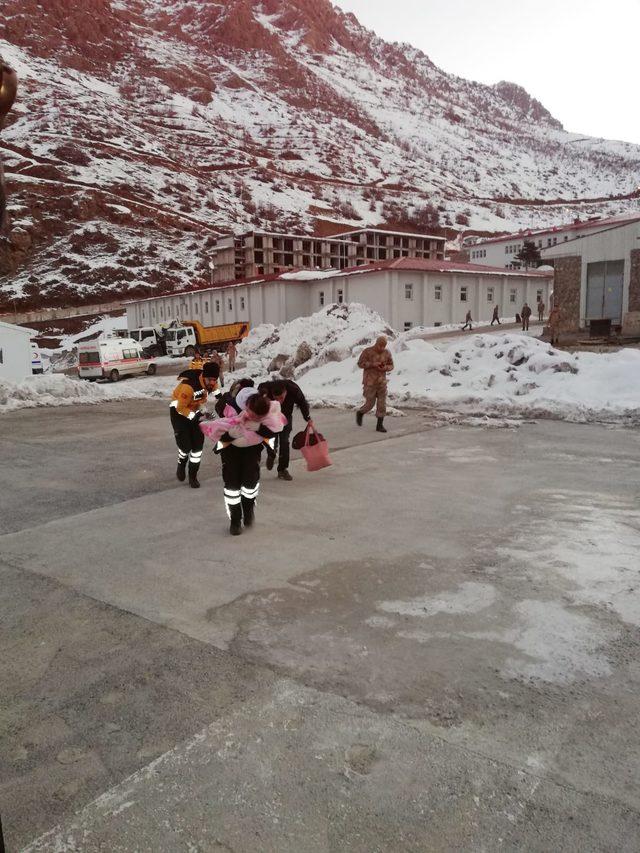 6 aylık Miray bebek, hastaneye askeri helikopterle götürüldü