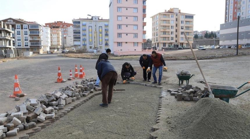 Nevşehir Belediyesi ekipleri yol bakım ve tamir &ccedil;alışmalarını s&uuml;rd&uuml;r&uuml;yor