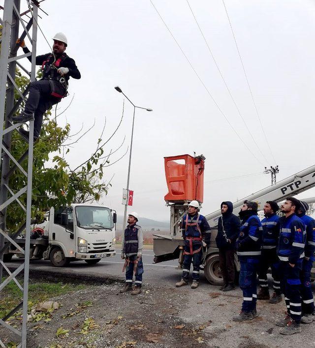 Dicle Elektrik çalışanlarına sahada İSG eğitimi