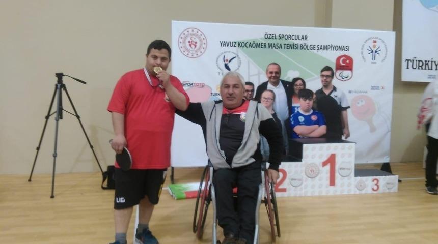 &Ouml;zel sporcu altın madalya ile memleketine d&ouml;n&uuml;yor