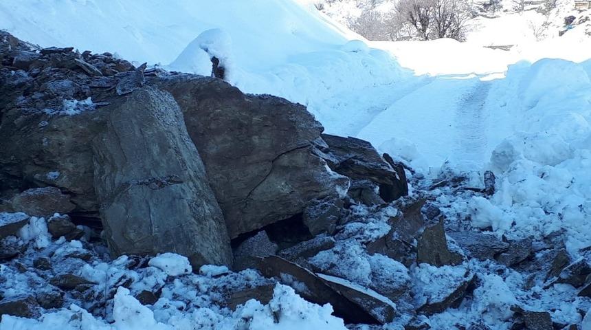 Siirt&rsquo;te k&ouml;y yolunda heyelan