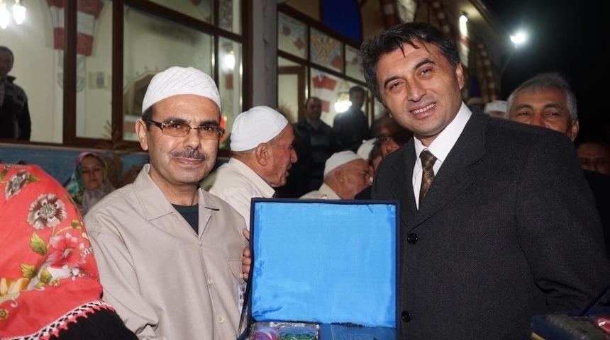 Sarıgöl’de 43 kişi umre ziyaretine uğurlandı