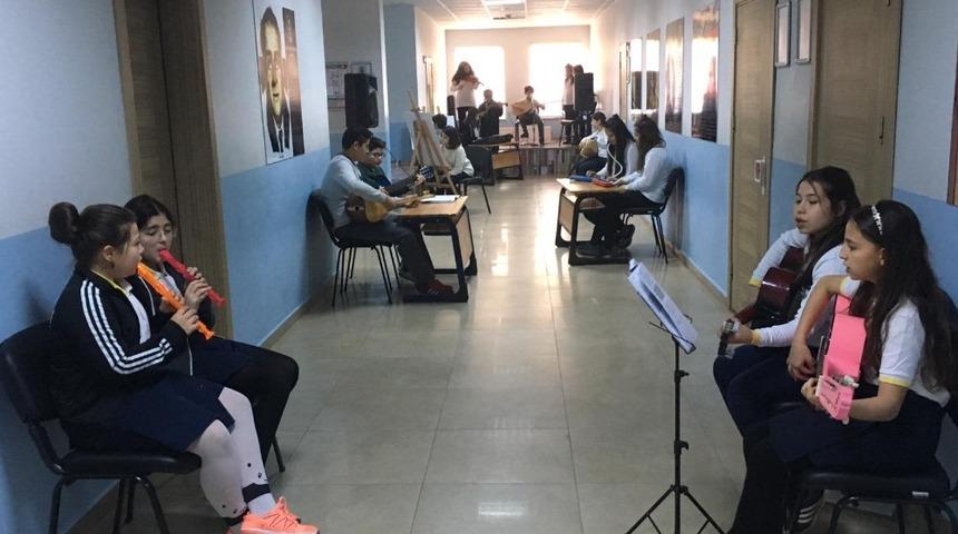 Okul koridorunda sanat at&ouml;lyesi