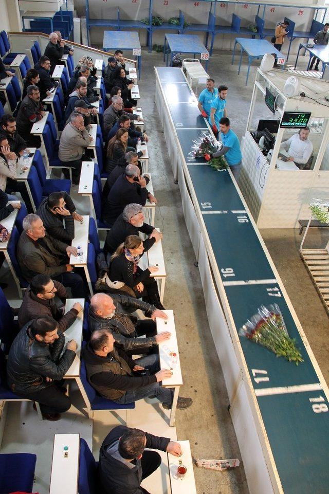 Çiçek mezadında Sevgililer Günü yoğunluğu