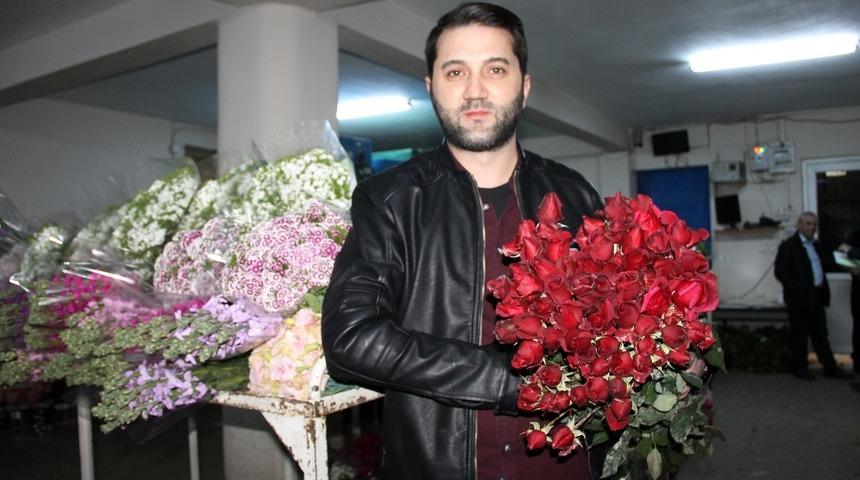 &Ccedil;i&ccedil;ek mezadında Sevgililer G&uuml;n&uuml; yoğunluğu