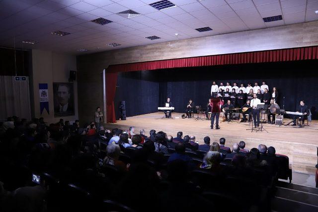 Erzincan Belediyesi Gençlik Korosu ilk konserini verdi