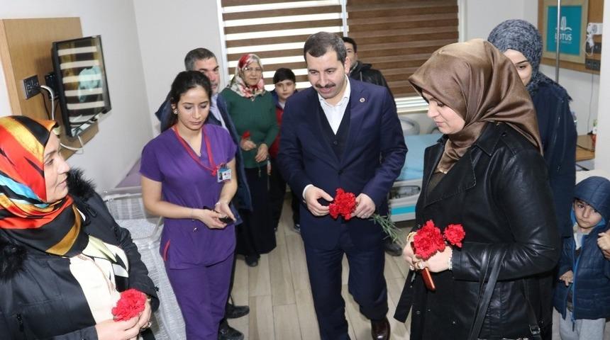 Hasta yakınlarına ve hastane &ccedil;alışanlarına karanfil