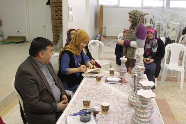 EMKO üyesi kadınlar ilk ürünlerini satıp ücretlerini aldılar