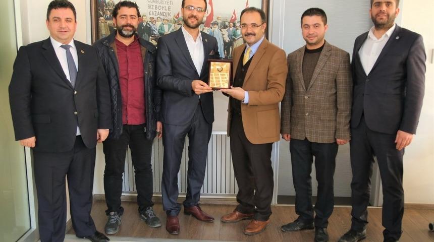 Sağlık-Sen heyetinden Başkan Cahan&rsquo;a teşekk&uuml;r plaketi