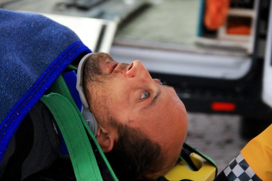 Ara&ccedil;ta sıkışan yaralıyı AKS ekipleri kurtardı