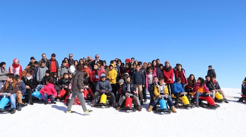 &Ccedil;ocuklar, kayak merkezinde eğlendi