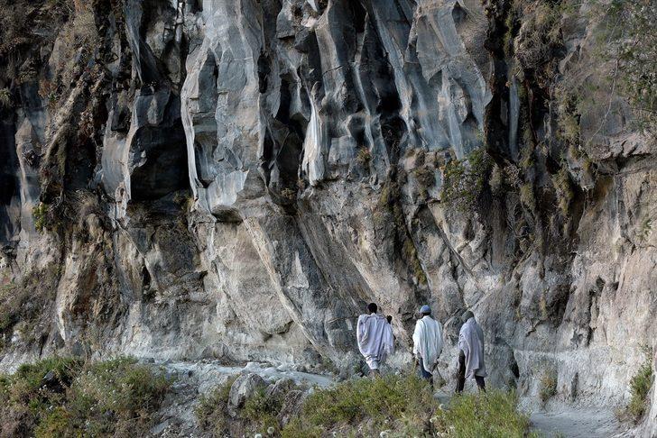 Metrelerce uçurumda yürüyüp, Tanrı'yla konuşmak için oraya gidiyorlar!  G3
