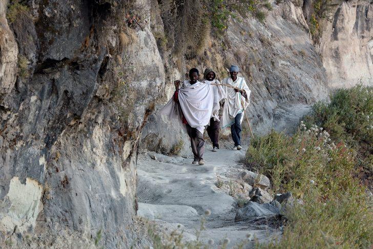 Metrelerce uçurumda yürüyüp, Tanrı'yla konuşmak için oraya gidiyorlar!  G5