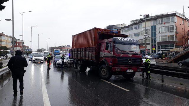 Büyükçekmece'de zincirleme kaza : 2 yaralı