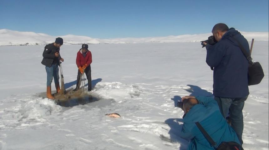 Buzda balık avına fotoğraf&ccedil;ı ilgisi