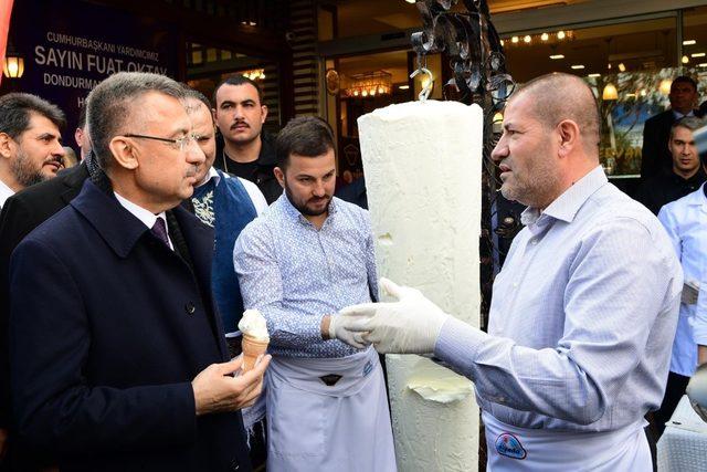 Cumhurbaşkanı Yardımcısı Oktay, satırla dondurma kesti
