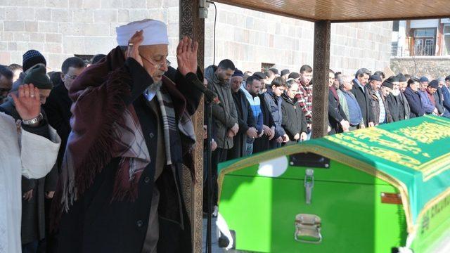 Bahaddin Akyüz Hoca dualarla uğurlandı