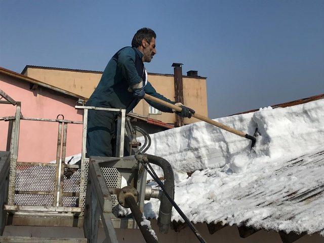 Belediye ekiplerinden çatılardaki kar kütlelerini temizleme çalışması