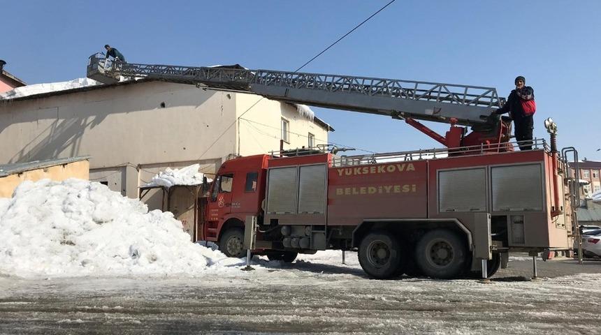 Belediye ekiplerinden &ccedil;atılardaki kar k&uuml;tlelerini temizleme &ccedil;alışması