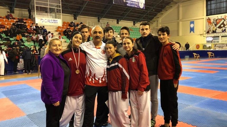 Düzceli Karatecilerimiz kürsüden inmedi