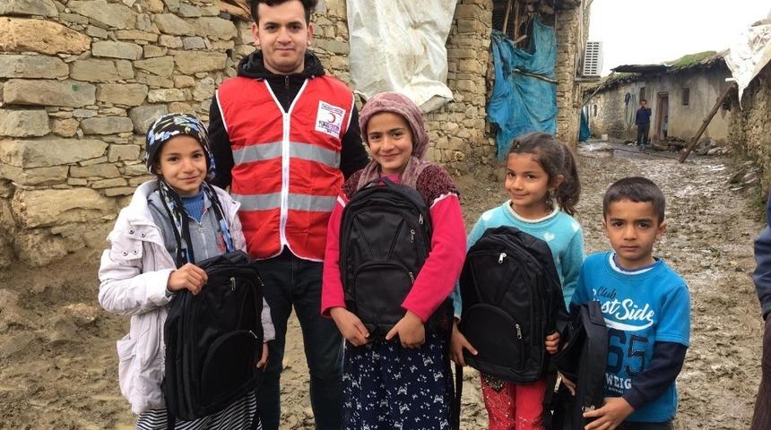 T&uuml;rk Kızılayı&rsquo;ndan &ouml;ğrencilere kırtasiye yardımı