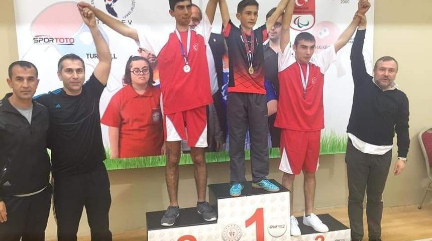 Adıyamanlı &ouml;zel sporcuların teniste b&uuml;y&uuml;k başarısı