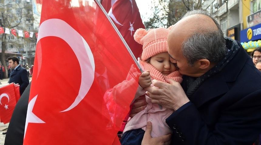 12 Şubat&rsquo;ın anısına 12 bin T&uuml;rk Bayrağı