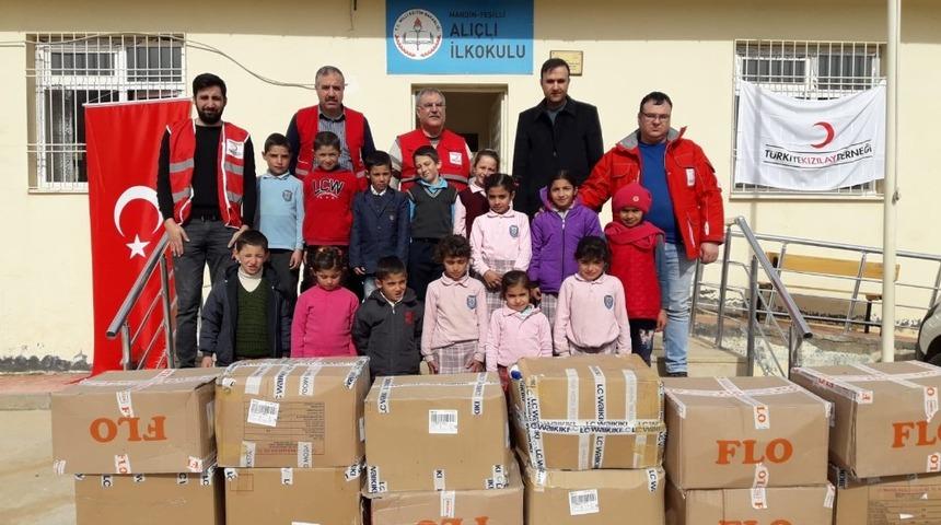 T&uuml;rk Kızılayı&rsquo;ndan &ouml;ğrencilere yardım