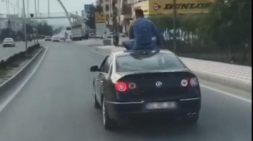 Batman'da bir kişi otomobilin &uuml;st&uuml;ne oturarak yolculuk yaptı