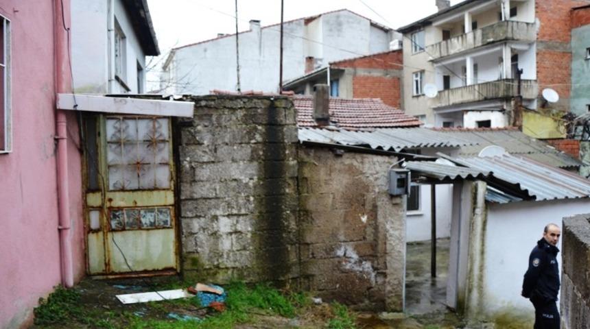 Biga&rsquo;da eve giren iki kişi mutfak eşyalarını &ccedil;aldı