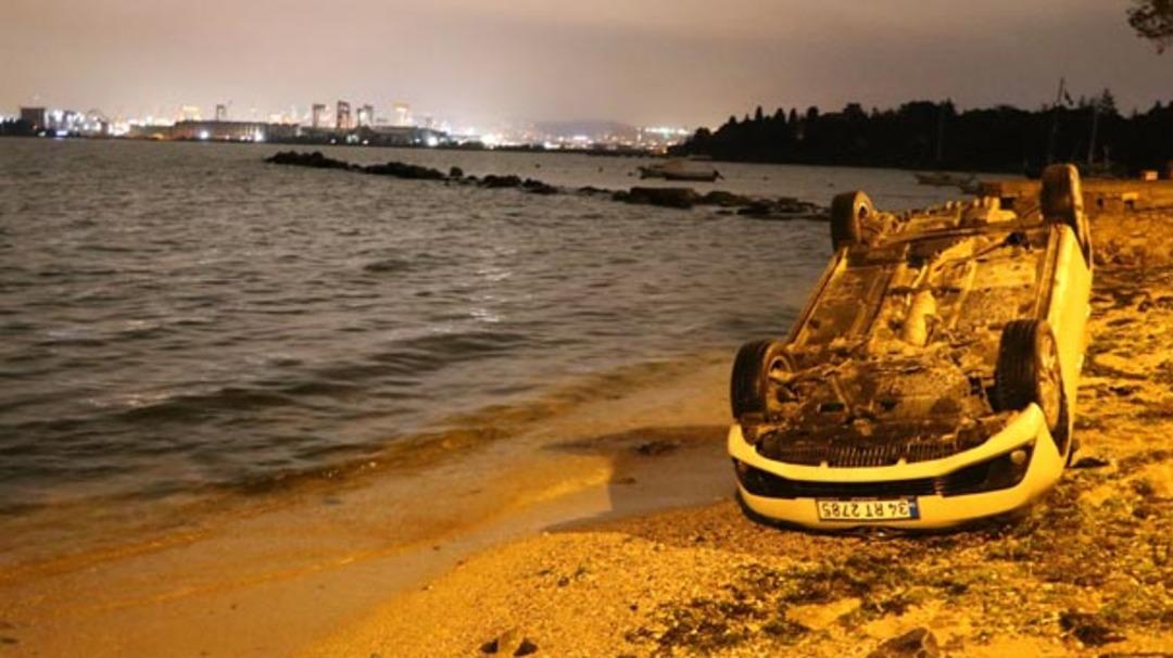 Kadın s&uuml;r&uuml;c&uuml; denize u&ccedil;maktan son anda kurtuldu!