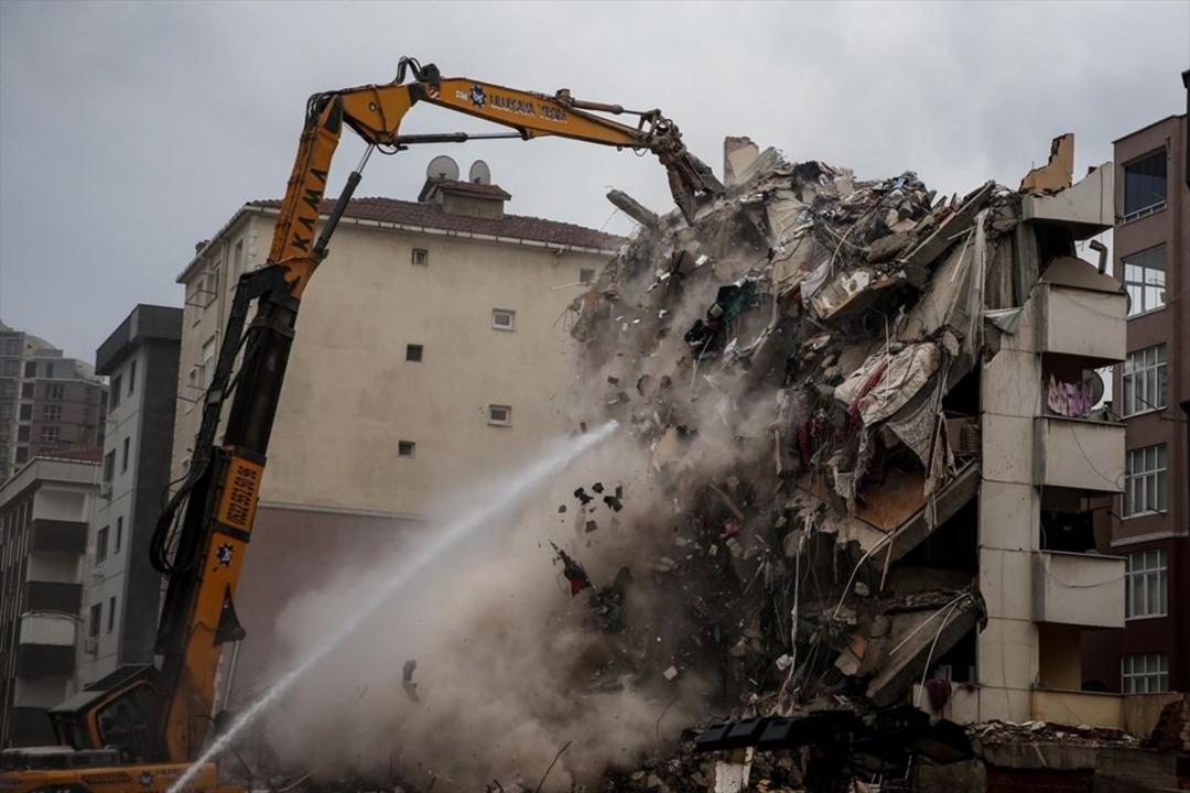 Kartal'da riskli binaların yıkımı s&uuml;r&uuml;yor 