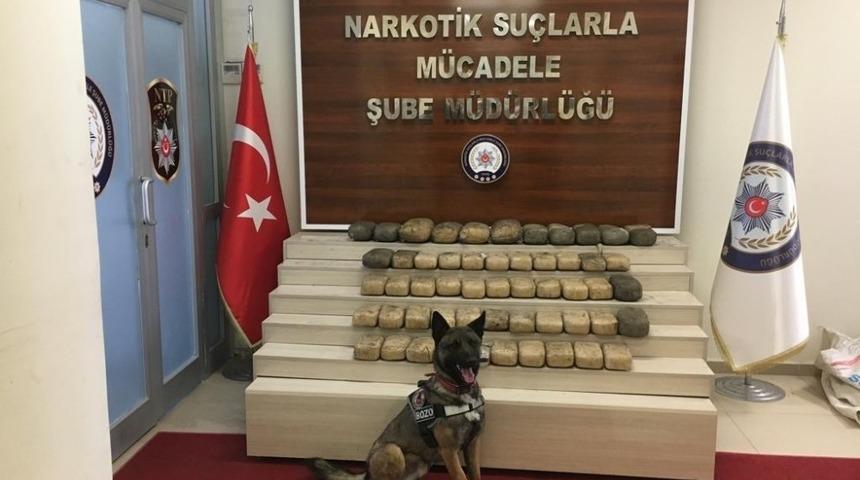 Yardım k&ouml;m&uuml;r torbalarının i&ccedil;erisinde 69 kilo esrar ele ge&ccedil;irildi