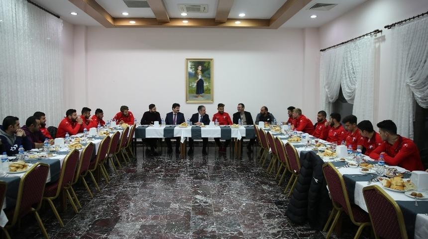 Rekt&ouml;r Biber&rsquo;den Serhat Ardahansporlu futbolculara moral yemeği