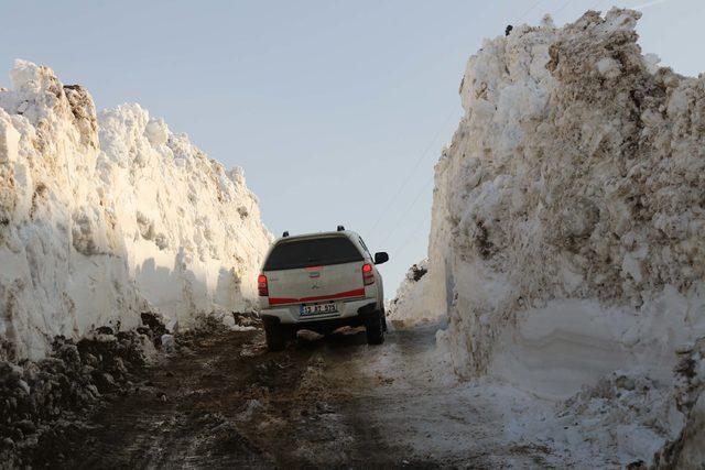 Bitlis'te 5 metre karla yoğun mücadele